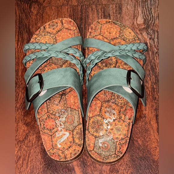 Sandals - Picture 4 of 10